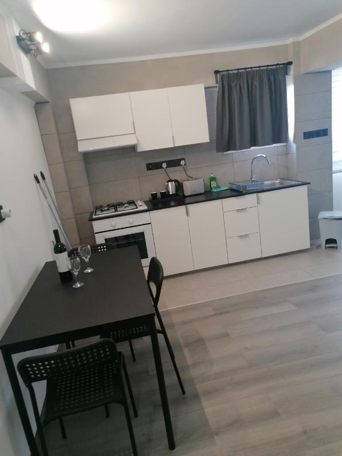 Black & White Studio By Emmelia Group 파포스 외부 사진