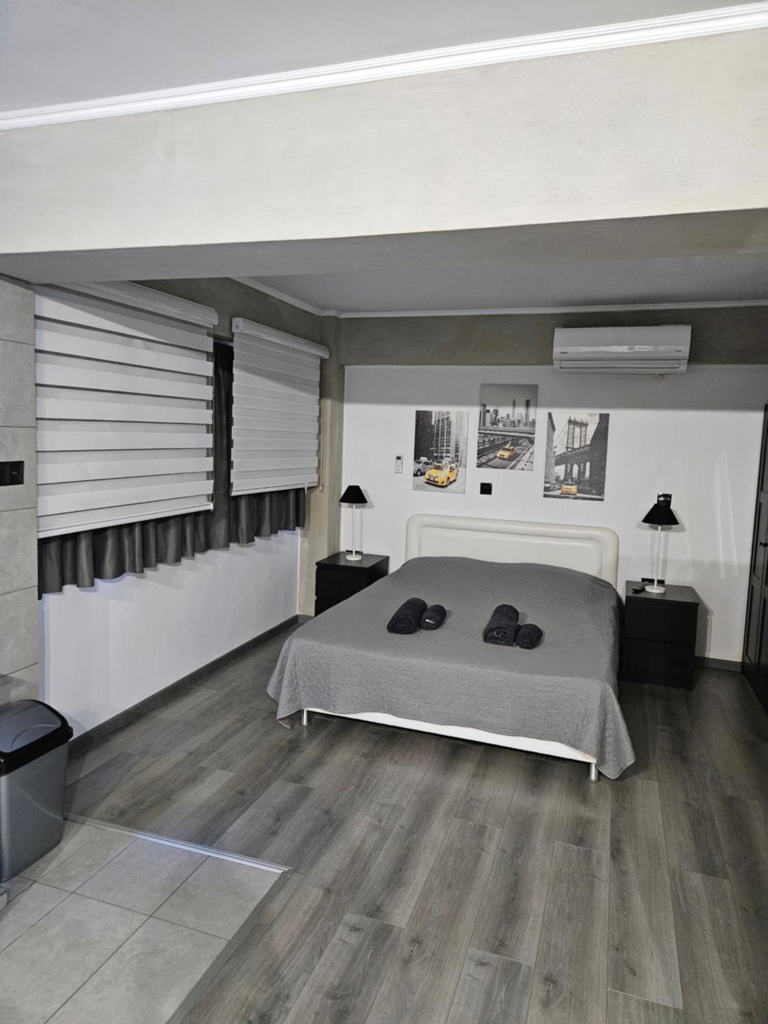 Black & White Studio By Emmelia Group 파포스 외부 사진