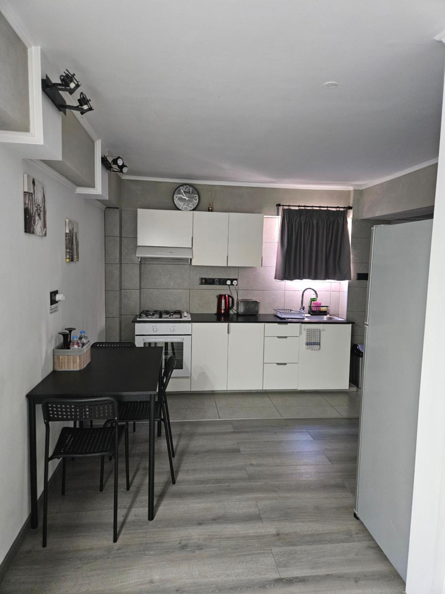 Black & White Studio By Emmelia Group 파포스 외부 사진